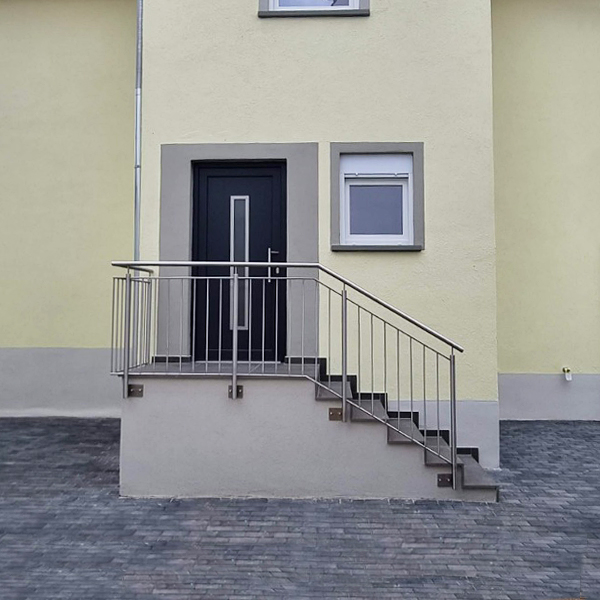 Eingangstür mit Treppe