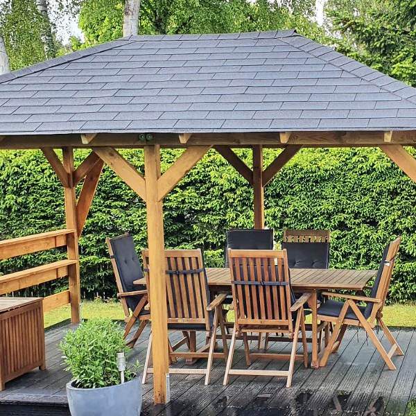 Gartenpavillion mit Sitzgruppe