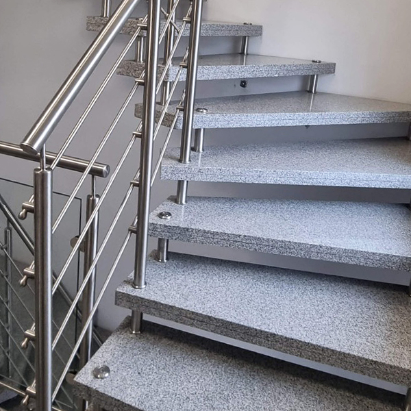 Granittreppe mit Edelstahlgeländer